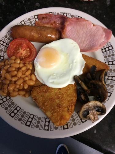 un piatto di cibo per la colazione con uova, pancetta, fagioli e carne di Kingscliff a Blackpool