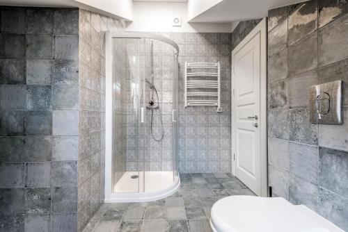 ein Badezimmer mit einer Dusche, einer Badewanne und einem WC in der Unterkunft Angel House Vilnius 40 in Vilnius