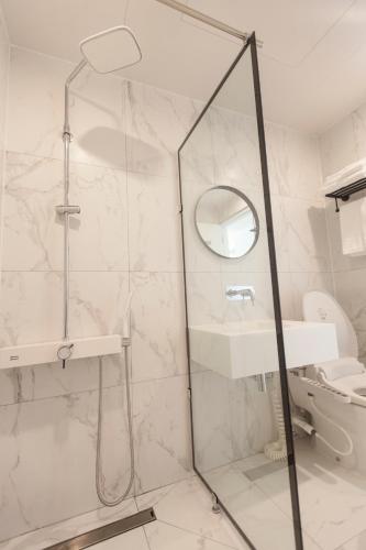 Un baño de Rich Hotel
