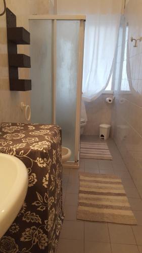 La salle de bains est pourvue d'une douche, d'un lavabo et de toilettes. dans l'établissement B&B AMAVERONA, à Vérone