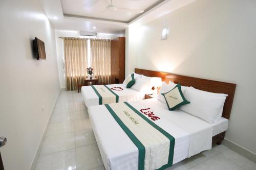 Giường trong phòng chung tại catba sunrise hotel