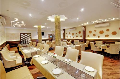 Ресторант или друго място за хранене в Hotel Anurag