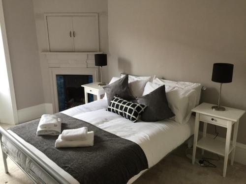 1 dormitorio con 1 cama con 2 toallas en Apartment 2 Bed West End en Glasgow