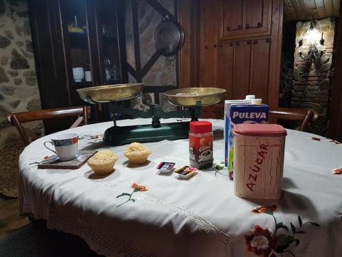 Una mesa con una báscula de alimentos encima. en Casa Angel, en Sequeros