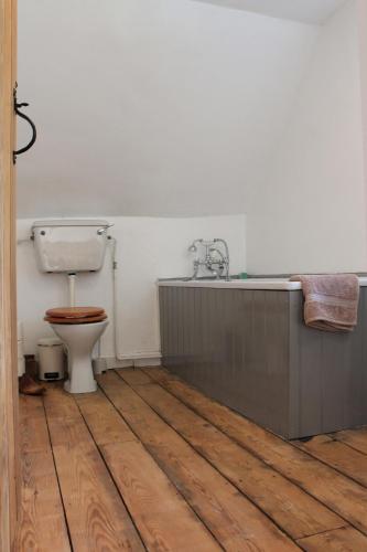 een badkamer met een toilet, een bad en een wastafel bij Snowdrop Cottage in Gloucester