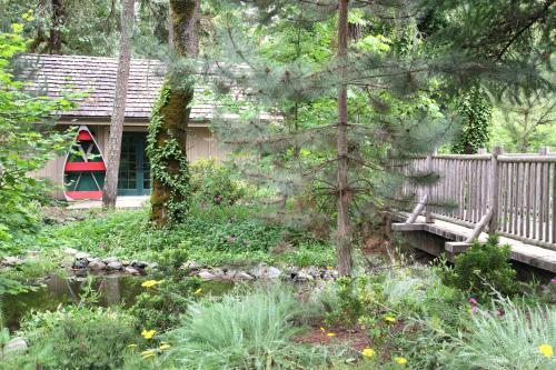 a garden with a bench in front of a house at Weasku Inn in Grants Pass