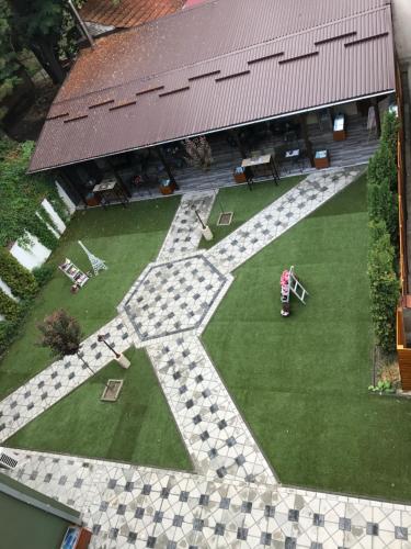 - une vue aérienne sur un jardin avec une personne jouant au golf dans l'établissement Villa Nina Hotel & Lounge bar, à Skopje