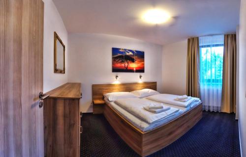 ヴァラシュスケー・メジジーチーにあるSport HOTEL Centrumのベッドとデスクが備わるホテルルームです。
