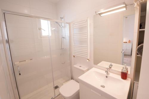 マドリードにあるFor You Rentals Acacias apartment ACA11のバスルーム(トイレ、洗面台、シャワー付)