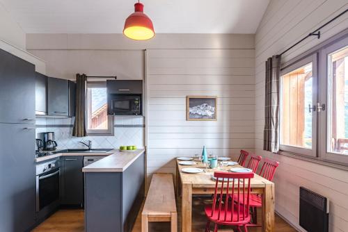 Cuisine ou kitchenette dans l'établissement Les Chalets de Rosael - Val Thorens