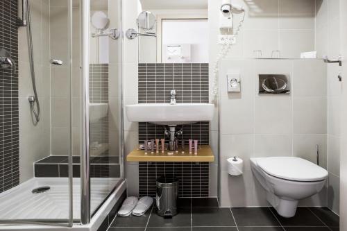 布拉格Iris Hotel Eden - Czech Leading Hotels的带水槽、马桶和淋浴的浴室