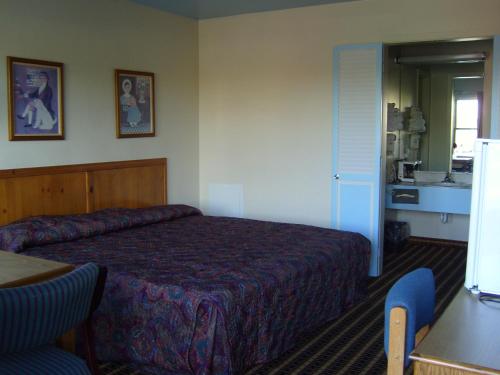 une chambre d'hôtel avec un lit et une cuisine dans l'établissement Relax Inn - Shelby, à Shelby
