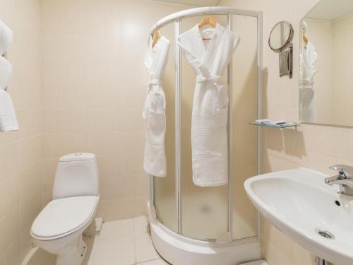 uma casa de banho com um chuveiro, um WC e um lavatório. em Avialuxe Hotel em Moscou