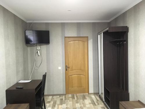 a room with a door and a television on the wall at Гостевой дом Юран in Mizhhirʼʼya