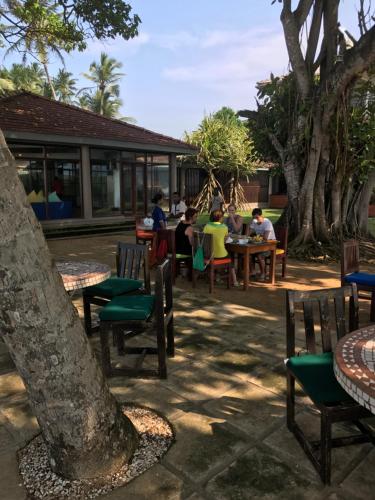 En restaurant eller et andet spisested på Sri Gemunu Beach Resort