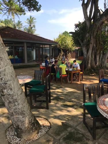 En restaurant eller et andet spisested på Sri Gemunu Beach Resort