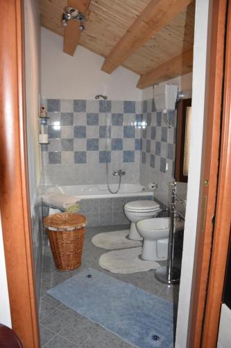 uma casa de banho com 2 WC, uma banheira e um lavatório. em Angolo Verde em Rometta Marea