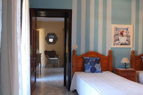 1 dormitorio con 1 cama y 1 habitación con silla en Casa Gusber I, en El Paso