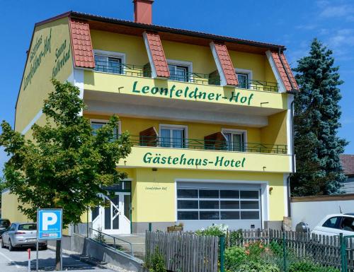 Um edifício amarelo com uma placa que diz "Leonelier Hot" em Leonfeldner-Hof em Bad Leonfelden