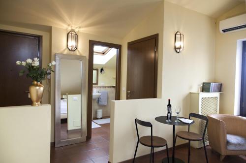 ミラノにあるMansard very close to Duomoのテーブルと椅子、ベッドルーム1室が備わります。