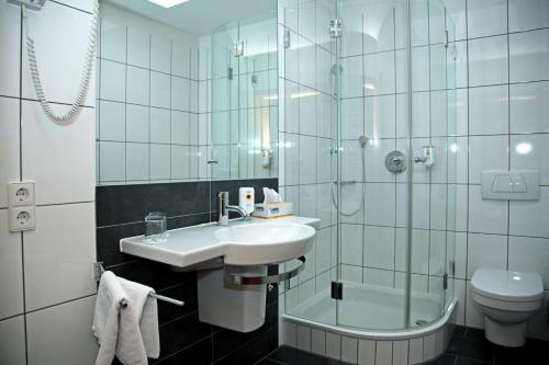 Ett badrum på Akzent Hotel Deutsche Eiche