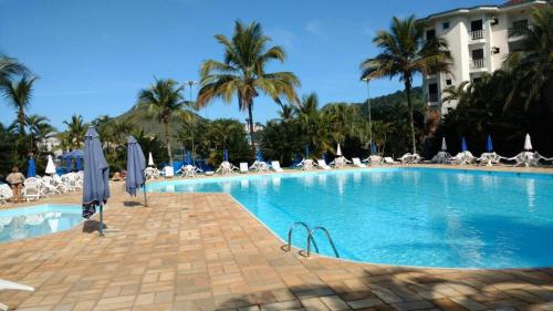 Bazén v ubytování Condominio com muita diversão Toninhas nebo v jeho okolí