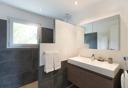 uma casa de banho com um lavatório e um espelho em Villa U Scudu em Campomoro