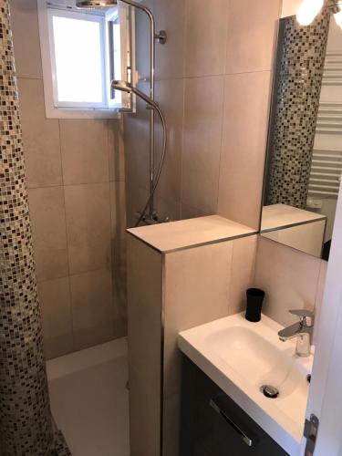 Ένα μπάνιο στο Appartement en bord de Mer