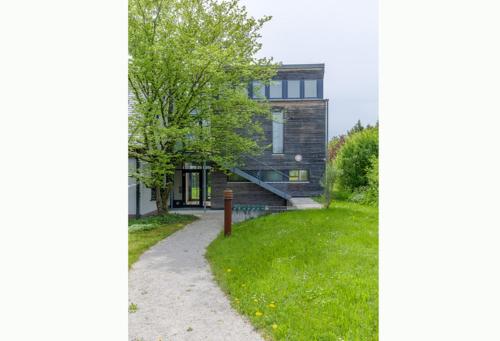 una casa con un patio de hierba delante de ella en Feriendomizil M No_ 7_1, en Villingen-Schwenningen
