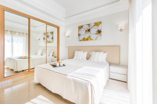 Katil atau katil-katil dalam bilik di Lakeside Country Club - Apartamentos Turísticos