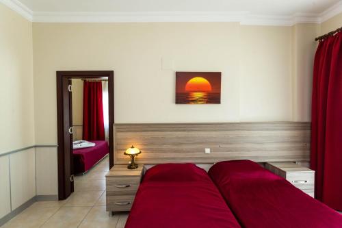een slaapkamer met 2 bedden en rode lakens bij Hotel Keskin in Dalyan