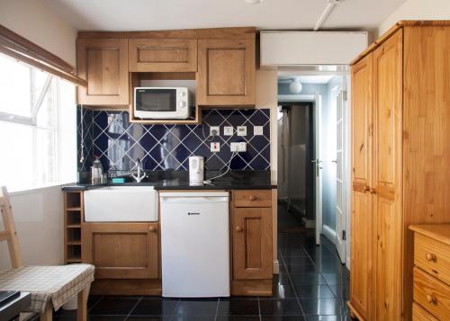 Cuisine ou kitchenette dans l'établissement Caledonian Studio Flats