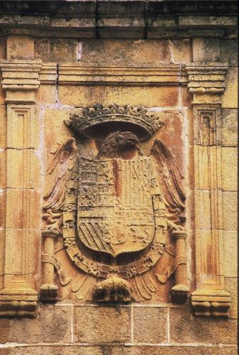 a stone building with an angel on the side of it at Apartamento Zocailla in Gata