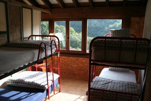 Postel nebo postele na pokoji v ubytování Albergue Les Xendes. Parque de Redes