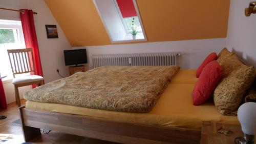 Postel nebo postele na pokoji v ubytování Gasthof Altes Farmhaus und Apartment
