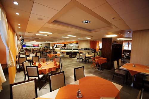 une salle à manger avec des tables et des chaises dans un restaurant dans l'établissement Hotel Marinšek, à Naklo