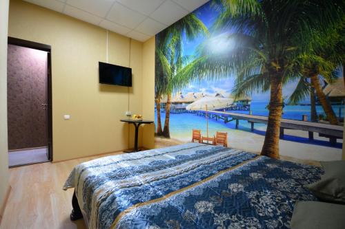 1 dormitorio con 1 cama y un mural de playa en С.С.С.Р., en Moscú