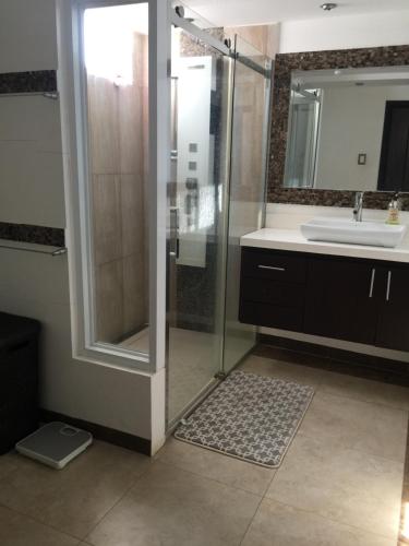 une salle de bain avec douche et lavabo dans l'établissement Departamento frente al mar en Manta-Barbasquillo con espectacular vista, à Manta