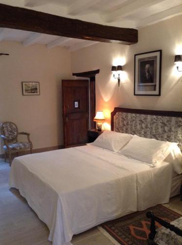 a bedroom with a large white bed in a room at A Casa di Pia in Olmeta-di-Tuda