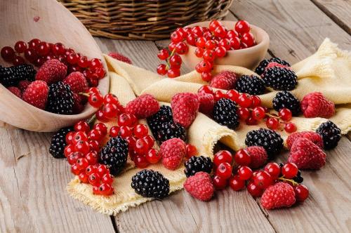 a pile of berries on a wooden table at Hotel Lo Sciatore in San Massimo