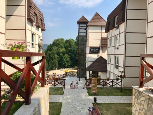コパオニクにあるApartman 33 Kraljevi Čardaciの2棟の建物の間の中庭を望む客室です。