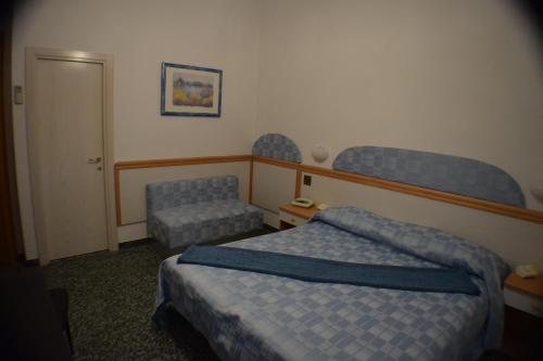 a hotel room with two beds and two chairs at Hotel Rosa Meublé in Porto San Giorgio