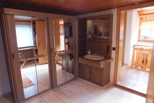 ein Bad mit einem Waschbecken und einem Spiegel in der Unterkunft Eggerhof in Flattach