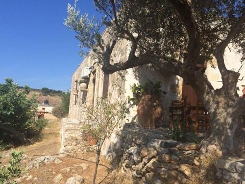 Το κτήριο όπου στεγάζεται  η παραθεριστική κατοικία