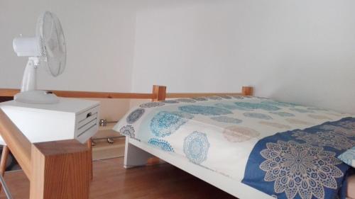 ein Schlafzimmer mit einem Bett und einer Lampe auf einem Nachttisch in der Unterkunft Jilská 449/14 in Prag