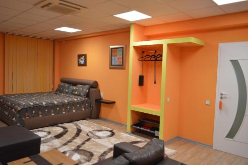 ein Wohnzimmer mit einem Sofa und einem Bett in der Unterkunft Dakar Experience in Satu Mare