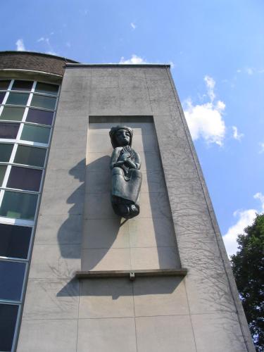 a statue of a girl on the side of a building at Linden-Jachthoorn in Lubbeek