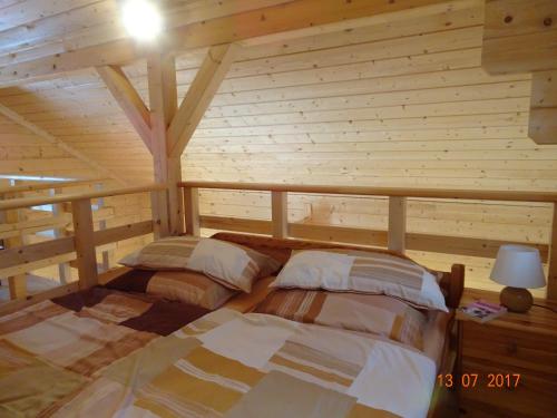 um quarto com 2 camas num chalé de madeira em Ferienhaus Blick Hasserode em Wernigerode