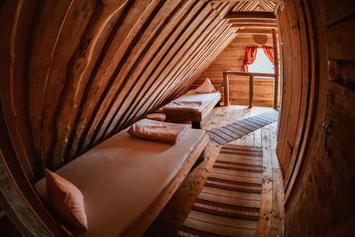 Cama ou camas em um quarto em Sunny Nights Homestead Rustic House