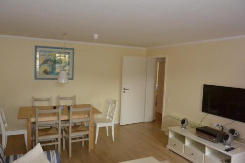 a living room with a table and a dining room at Ferienwohnung am Meer in Scharbeutz